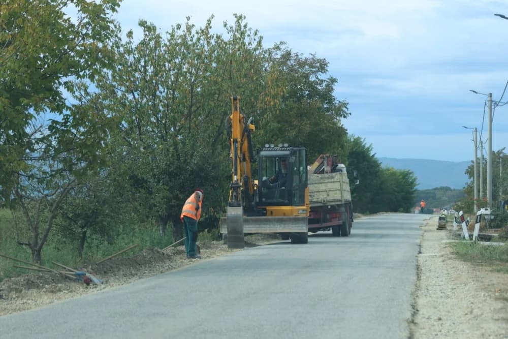 Radni strojevi „okupirali“ prometnicu u Alagincima – proširuje se i novim asfaltom presvlači postojeća cesta, te niveliraju šahtovi