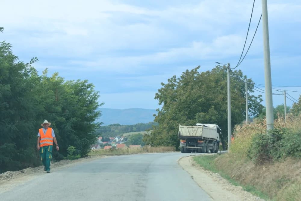 Radni strojevi „okupirali“ prometnicu u Alagincima – proširuje se i novim asfaltom presvlači postojeća cesta, te niveliraju šahtovi