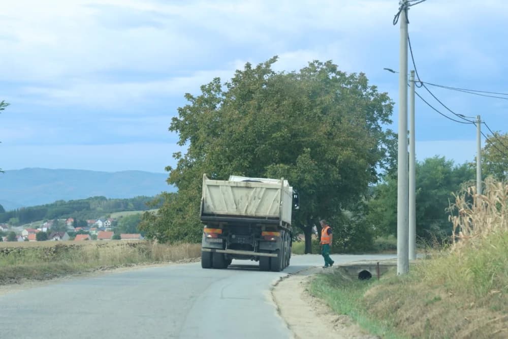 Radni strojevi „okupirali“ prometnicu u Alagincima – proširuje se i novim asfaltom presvlači postojeća cesta, te niveliraju šahtovi