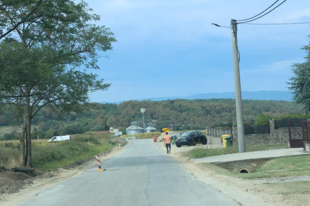 Radni strojevi „okupirali“ prometnicu u Alagincima – proširuje se i novim asfaltom presvlači postojeća cesta, te niveliraju šahtovi