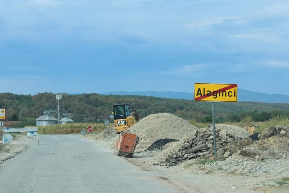 Radni strojevi „okupirali“ prometnicu u Alagincima – proširuje se i novim asfaltom presvlači postojeća cesta, te niveliraju šahtovi