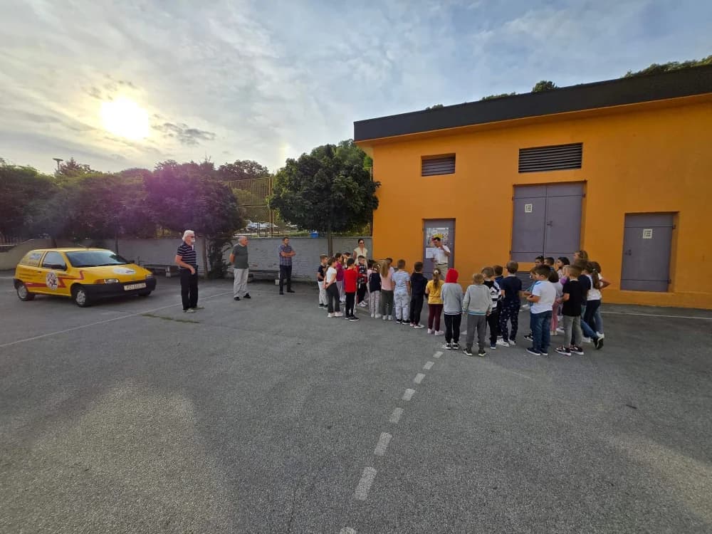 UPOZNAVANJE PRVAŠIĆA: Stručnjaci Autokluba Požega ovih dana upoznavaju osnovce sa prometnim pravilima