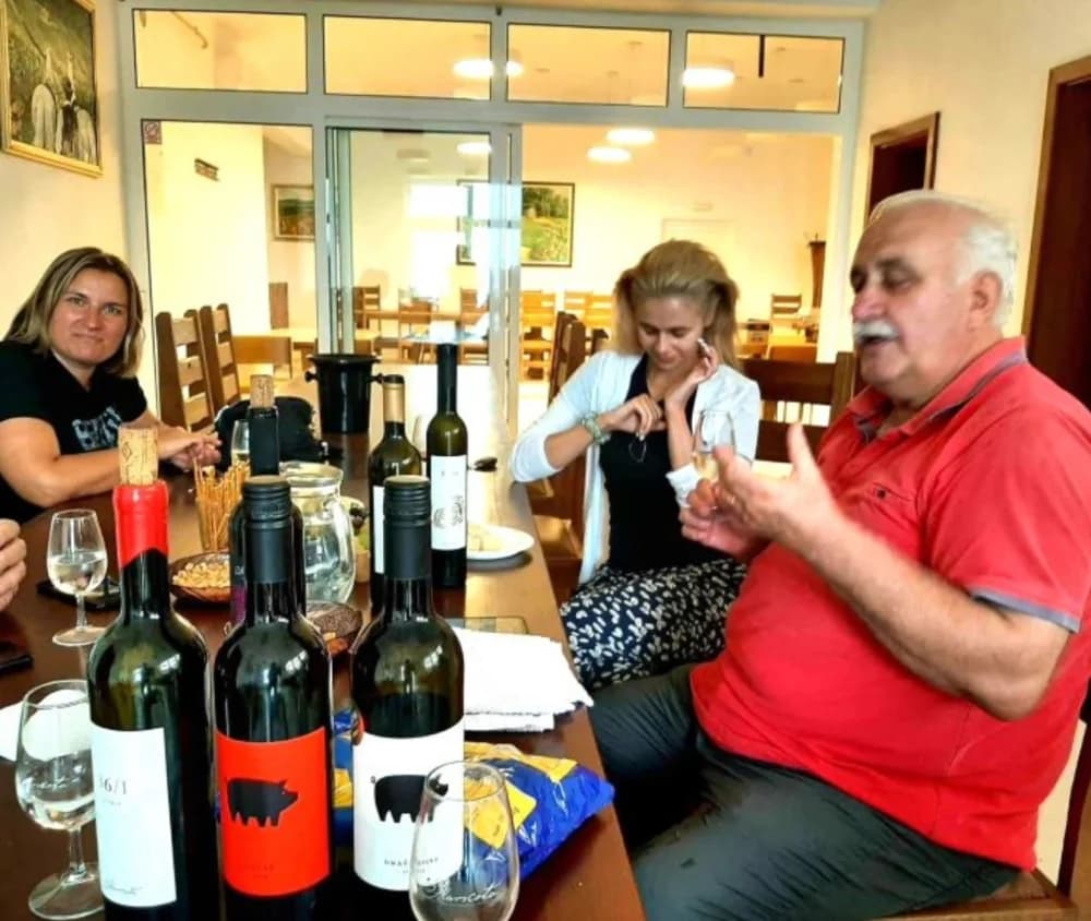 (FOTOZABILJEŠKA) Voditeljica festivala „Zlatne žice Slavonije“ sa suradnicima posjetila pleterničku Knjižnicu i Vinariju Markota
