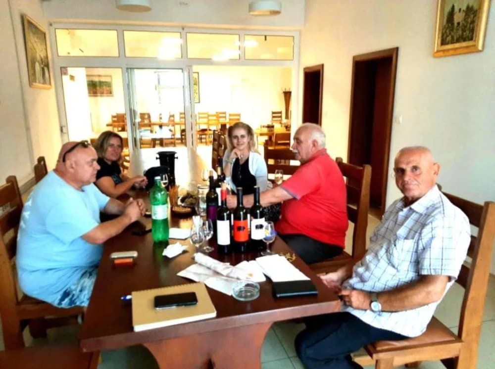 (FOTOZABILJEŠKA) Voditeljica festivala „Zlatne žice Slavonije“ sa suradnicima posjetila pleterničku Knjižnicu i Vinariju Markota