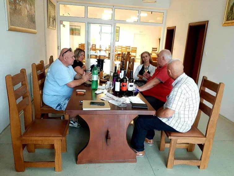 (FOTOZABILJEŠKA) Voditeljica festivala „Zlatne žice Slavonije“ sa suradnicima posjetila pleterničku Knjižnicu i Vinariju Markota