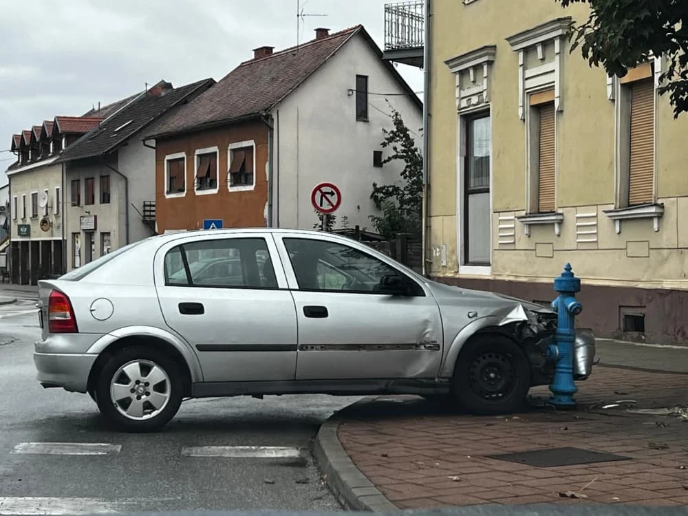 Opel Astrom zabila se u hidrant