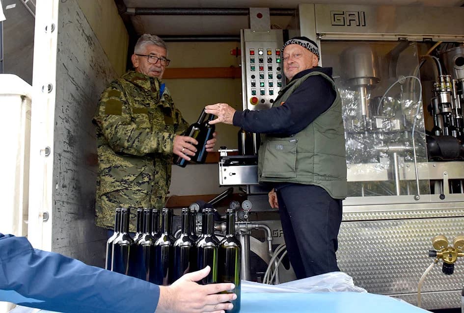 VINOGRADARSTVO I PODRUMARSTVO MIHALJ IZ KUTJEVA: Punjenje vina društveni događaj