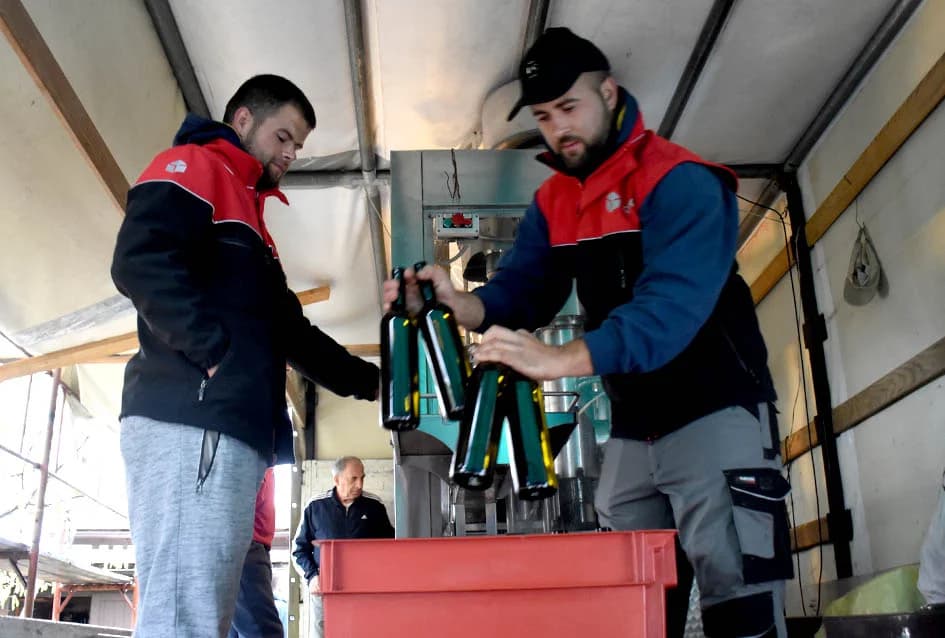 VINOGRADARSTVO I PODRUMARSTVO MIHALJ IZ KUTJEVA: Punjenje vina društveni događaj