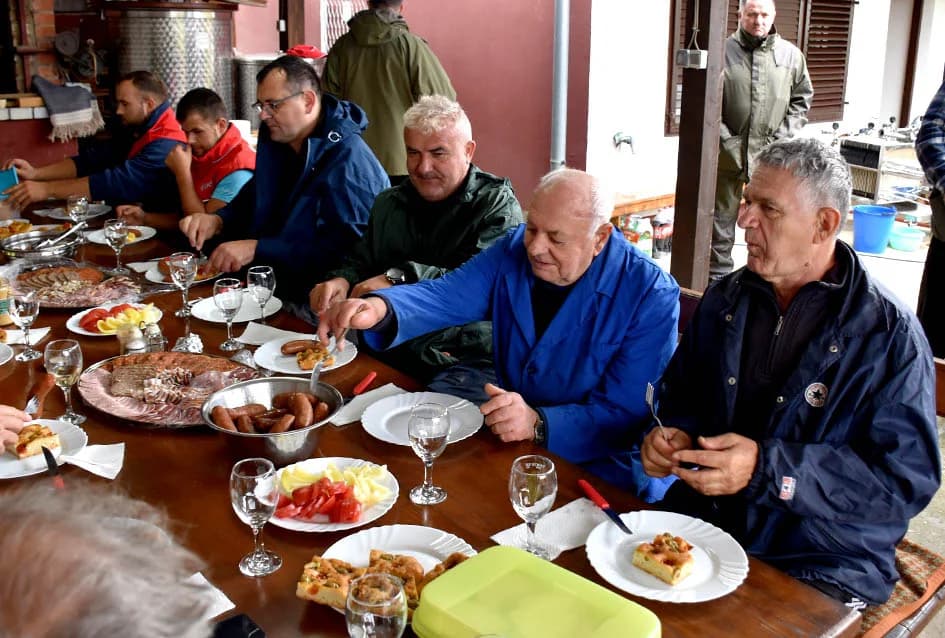 VINOGRADARSTVO I PODRUMARSTVO MIHALJ IZ KUTJEVA: Punjenje vina društveni događaj