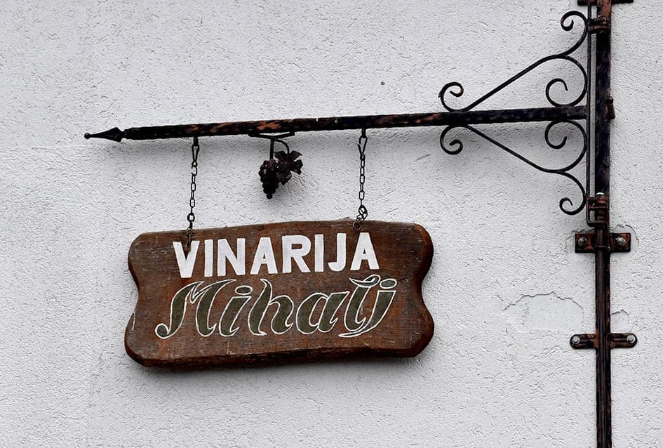 VINOGRADARSTVO I PODRUMARSTVO MIHALJ IZ KUTJEVA: Punjenje vina društveni događaj