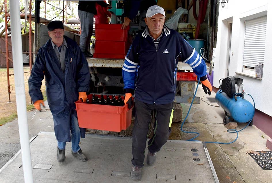 VINOGRADARSTVO I PODRUMARSTVO MIHALJ IZ KUTJEVA: Punjenje vina društveni događaj