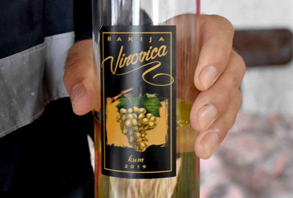 VINOGRADARSTVO I PODRUMARSTVO MIHALJ IZ KUTJEVA: Punjenje vina društveni događaj