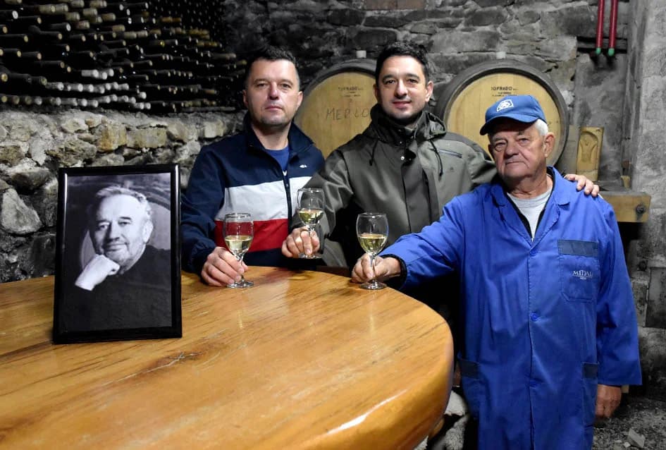 VINOGRADARSTVO I PODRUMARSTVO MIHALJ IZ KUTJEVA: Punjenje vina društveni događaj