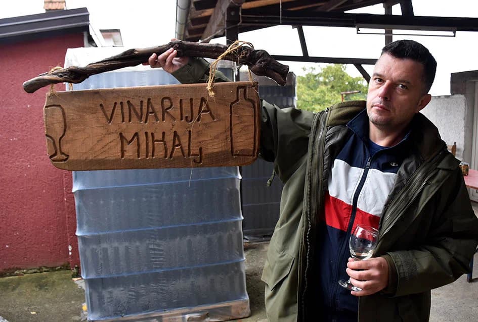 VINOGRADARSTVO I PODRUMARSTVO MIHALJ IZ KUTJEVA: Punjenje vina društveni događaj