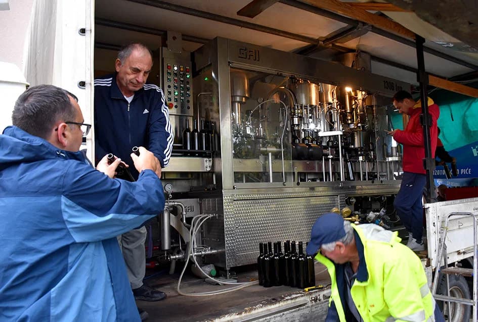 VINOGRADARSTVO I PODRUMARSTVO MIHALJ IZ KUTJEVA: Punjenje vina društveni događaj