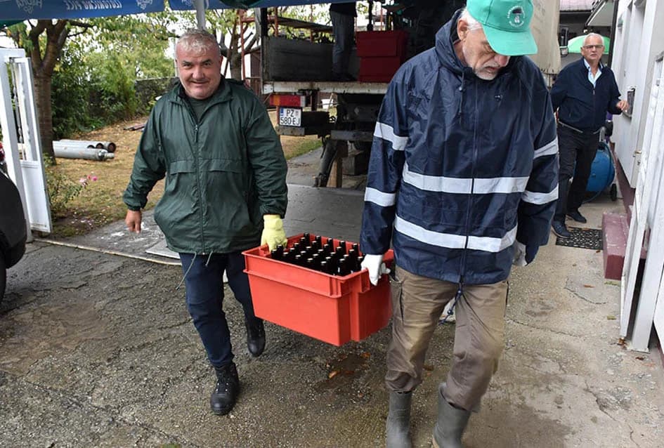 VINOGRADARSTVO I PODRUMARSTVO MIHALJ IZ KUTJEVA: Punjenje vina društveni događaj