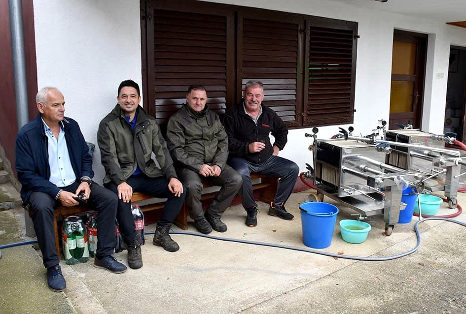 VINOGRADARSTVO I PODRUMARSTVO MIHALJ IZ KUTJEVA: Punjenje vina društveni događaj