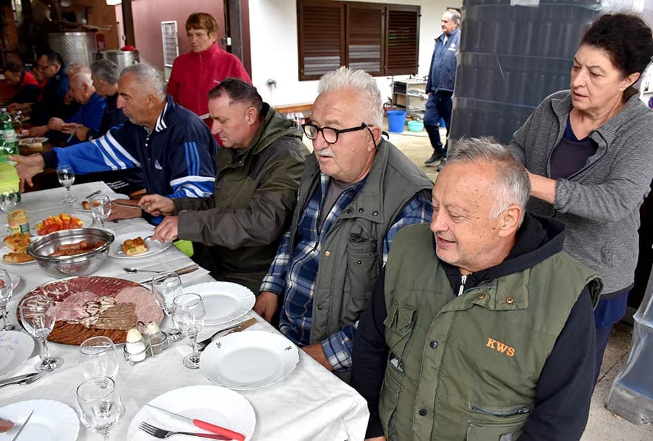 VINOGRADARSTVO I PODRUMARSTVO MIHALJ IZ KUTJEVA: Punjenje vina društveni događaj
