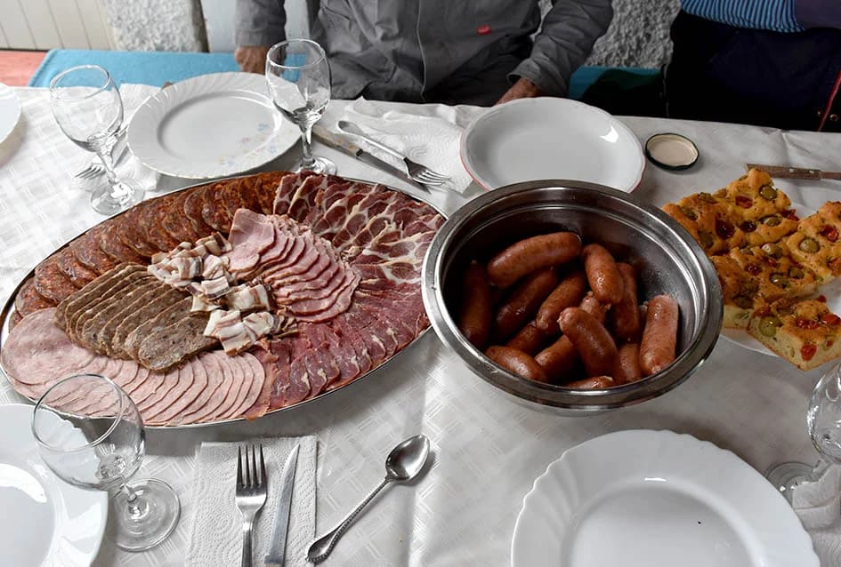 VINOGRADARSTVO I PODRUMARSTVO MIHALJ IZ KUTJEVA: Punjenje vina društveni događaj