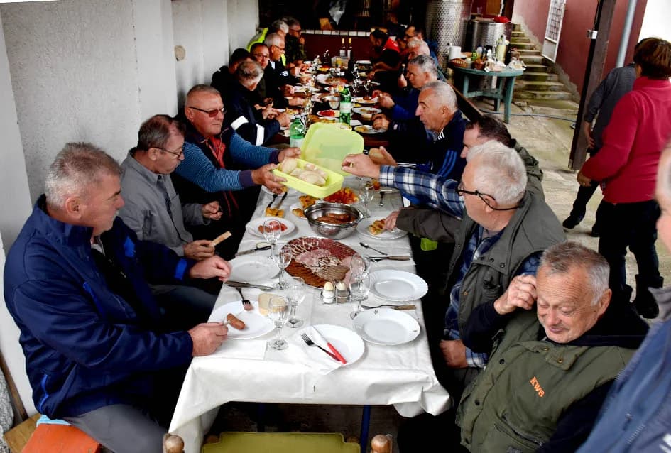 VINOGRADARSTVO I PODRUMARSTVO MIHALJ IZ KUTJEVA: Punjenje vina društveni događaj