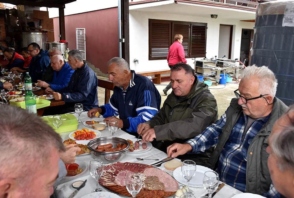 VINOGRADARSTVO I PODRUMARSTVO MIHALJ IZ KUTJEVA: Punjenje vina društveni događaj