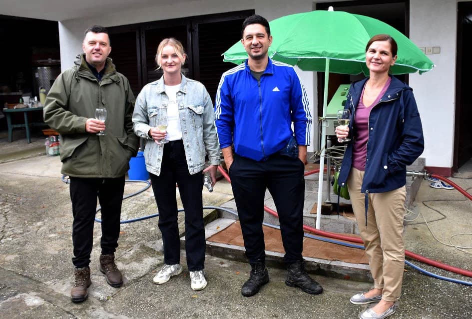 VINOGRADARSTVO I PODRUMARSTVO MIHALJ IZ KUTJEVA: Punjenje vina društveni događaj