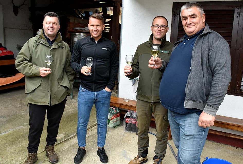 VINOGRADARSTVO I PODRUMARSTVO MIHALJ IZ KUTJEVA: Punjenje vina društveni događaj