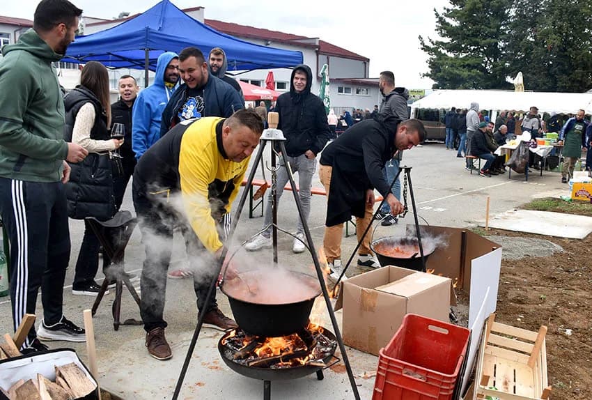 ODRŽANA TRADICIONALNA 8. JAKŠIĆKA FIŠIJADA: Jakšićki ribiči skuhali najbolji fiš