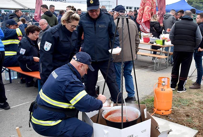 ODRŽANA TRADICIONALNA 8. JAKŠIĆKA FIŠIJADA: Jakšićki ribiči skuhali najbolji fiš