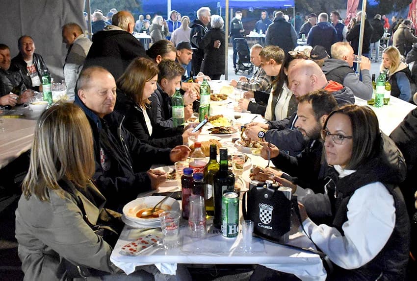ODRŽANA TRADICIONALNA 8. JAKŠIĆKA FIŠIJADA: Jakšićki ribiči skuhali najbolji fiš