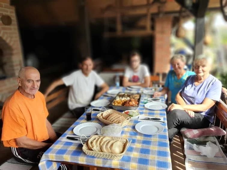 Pleternički planinari u berbi grožđa na Požeškoj gori u vinogradu Mladena Ravlića
