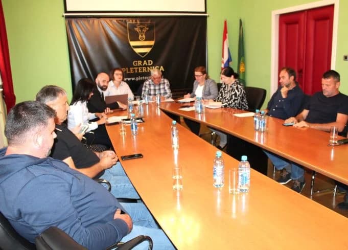 ODRŽANA 19. SJEDNICA GRADSKOG VIJEĆA PLETERNICE: Ugovorena  sanacija željezničkog kolodvora u Ratkovici