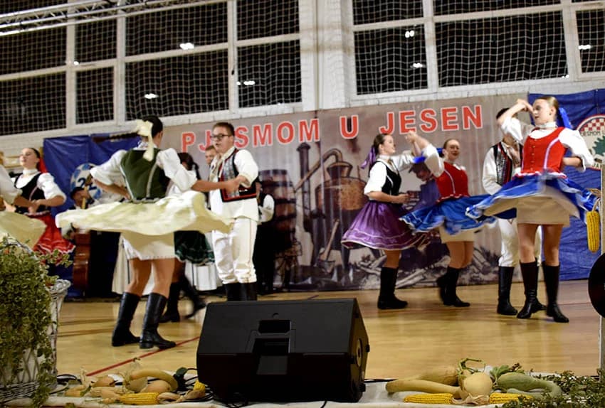 ODRŽANA 22.SMOTRA FOLKLORA U JAKŠIĆU: Nastupili čuvari tradicije od zaborava