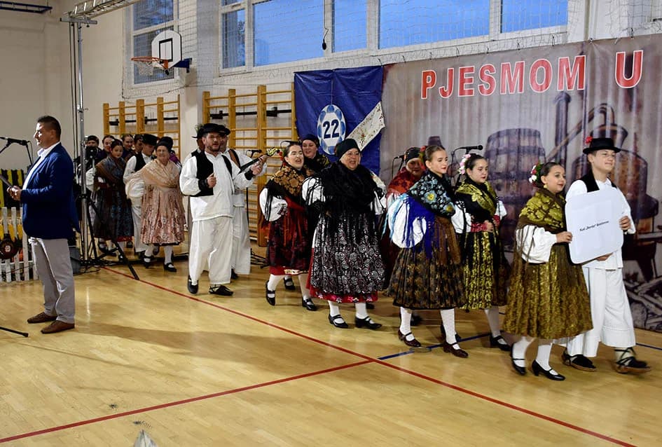 ODRŽANA 22.SMOTRA FOLKLORA U JAKŠIĆU: Nastupili folkloraši koji čuvaju tradiciju od zaborava