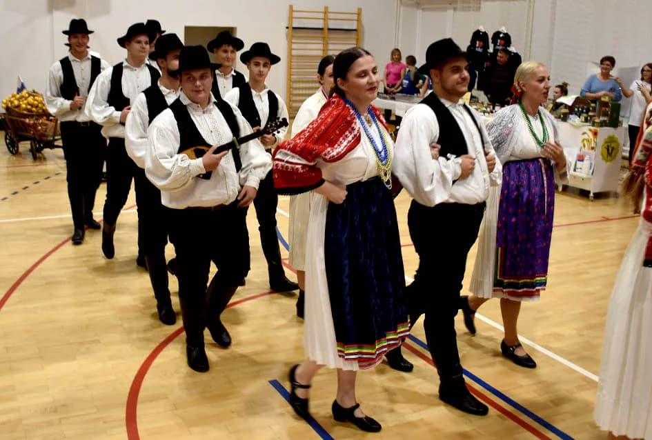 ODRŽANA 22.SMOTRA FOLKLORA U JAKŠIĆU: Nastupili folkloraši koji čuvaju tradiciju od zaborava