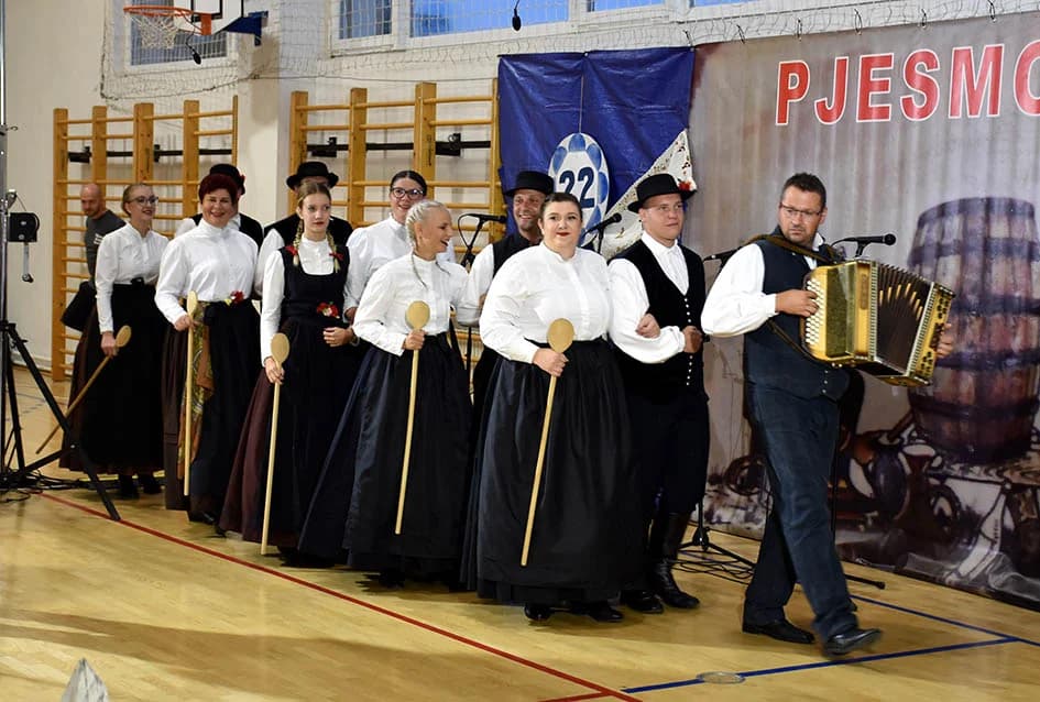 ODRŽANA 22.SMOTRA FOLKLORA U JAKŠIĆU: Nastupili folkloraši koji čuvaju tradiciju od zaborava