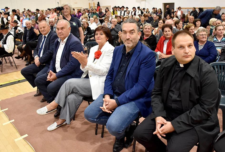ODRŽANA 22.SMOTRA FOLKLORA U JAKŠIĆU: Nastupili folkloraši koji čuvaju tradiciju od zaborava
