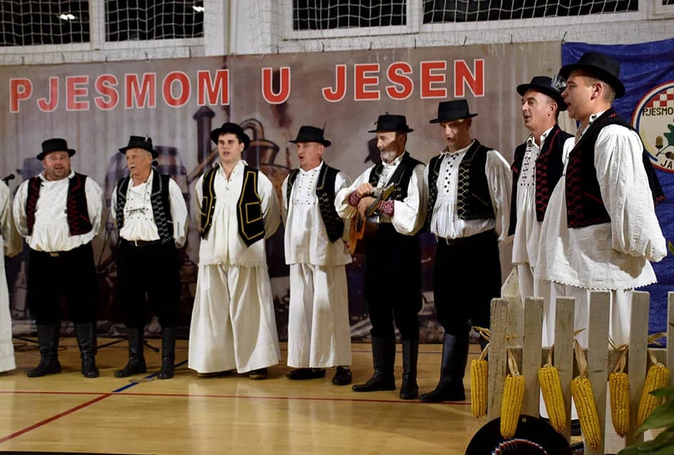 ODRŽANA 22.SMOTRA FOLKLORA U JAKŠIĆU: Nastupili folkloraši koji čuvaju tradiciju od zaborava