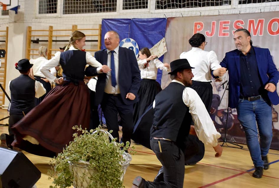 ODRŽANA 22.SMOTRA FOLKLORA U JAKŠIĆU: Nastupili folkloraši koji čuvaju tradiciju od zaborava