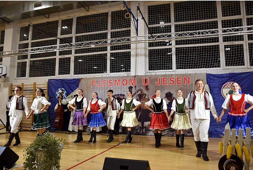 ODRŽANA 22.SMOTRA FOLKLORA U JAKŠIĆU: Nastupili folkloraši koji čuvaju tradiciju od zaborava