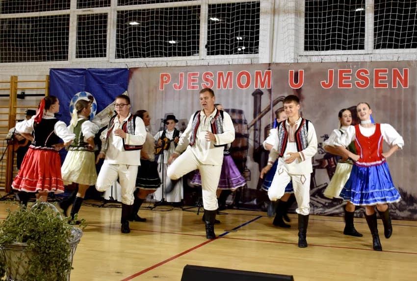 ODRŽANA 22.SMOTRA FOLKLORA U JAKŠIĆU: Nastupili folkloraši koji čuvaju tradiciju od zaborava