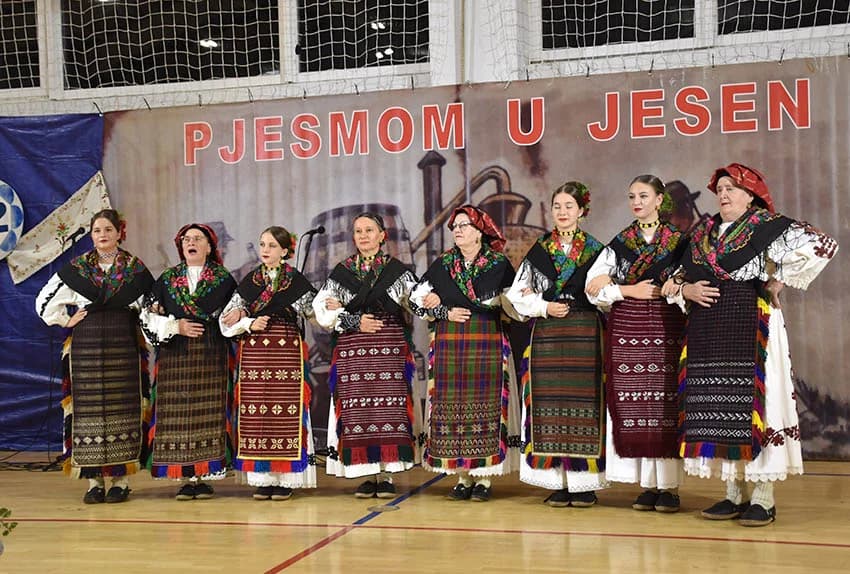 ODRŽANA 22.SMOTRA FOLKLORA U JAKŠIĆU: Nastupili folkloraši koji čuvaju tradiciju od zaborava