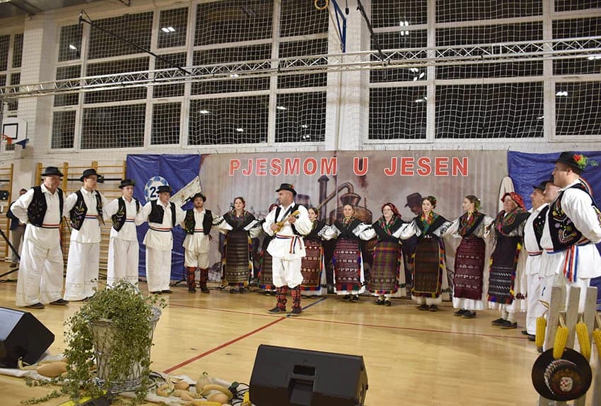 ODRŽANA 22.SMOTRA FOLKLORA U JAKŠIĆU: Nastupili folkloraši koji čuvaju tradiciju od zaborava