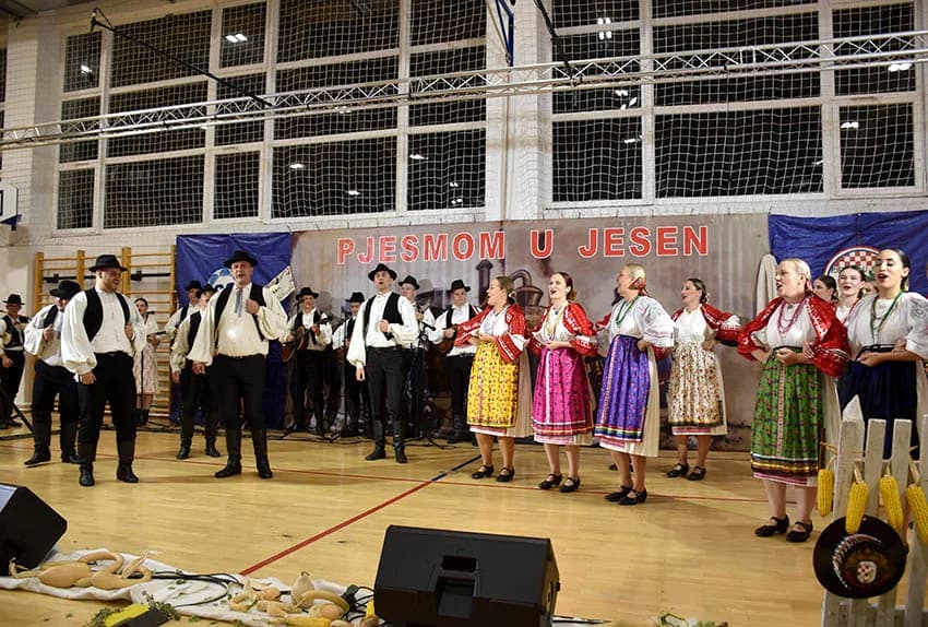 ODRŽANA 22.SMOTRA FOLKLORA U JAKŠIĆU: Nastupili folkloraši koji čuvaju tradiciju od zaborava