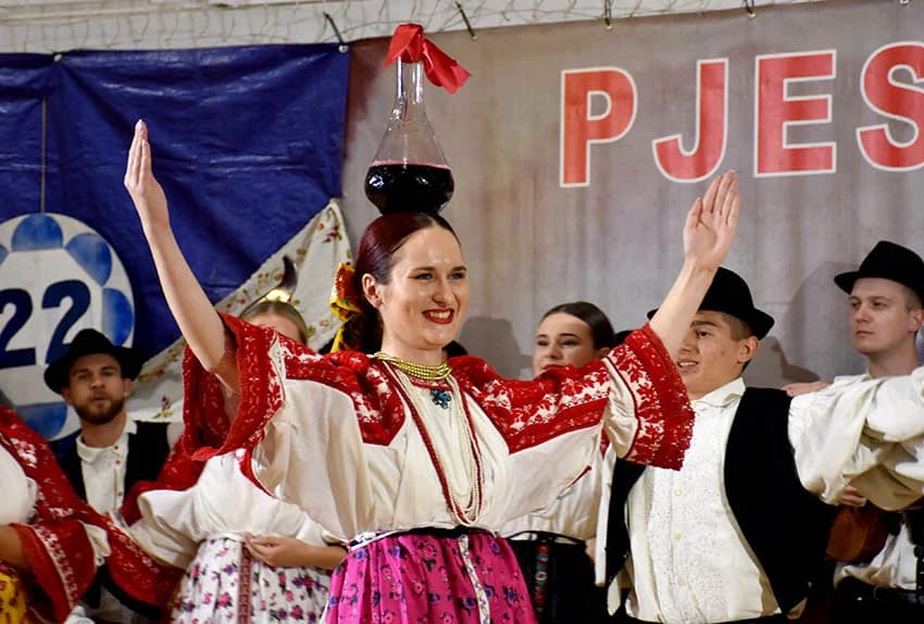 ODRŽANA 22.SMOTRA FOLKLORA U JAKŠIĆU: Nastupili folkloraši koji čuvaju tradiciju od zaborava