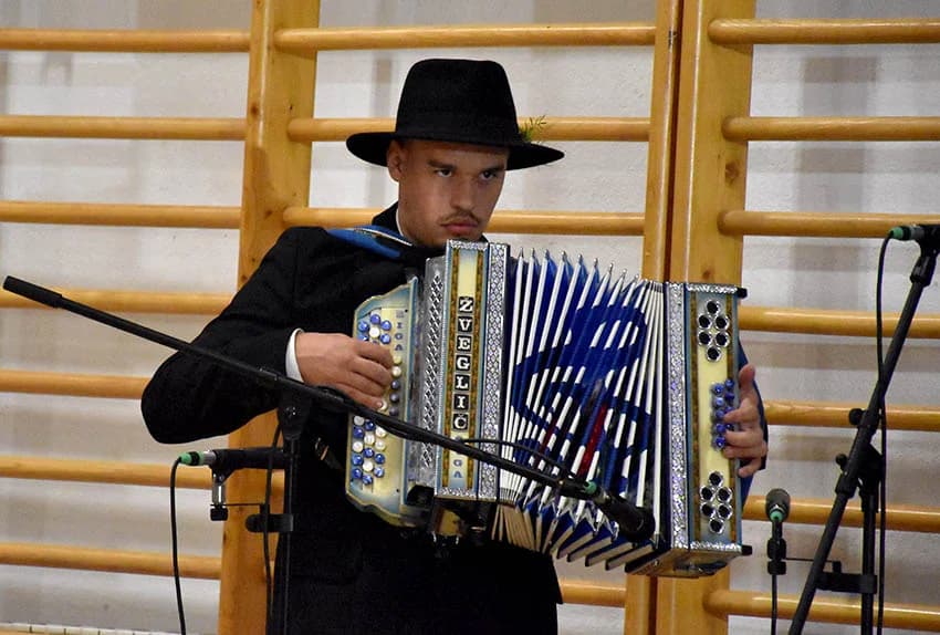 ODRŽANA 22.SMOTRA FOLKLORA U JAKŠIĆU: Nastupili folkloraši koji čuvaju tradiciju od zaborava