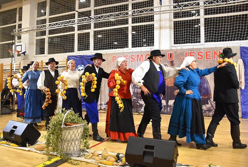 ODRŽANA 22.SMOTRA FOLKLORA U JAKŠIĆU: Nastupili folkloraši koji čuvaju tradiciju od zaborava