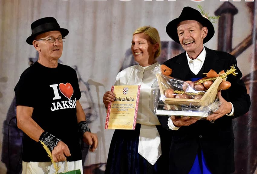 ODRŽANA 22.SMOTRA FOLKLORA U JAKŠIĆU: Nastupili folkloraši koji čuvaju tradiciju od zaborava