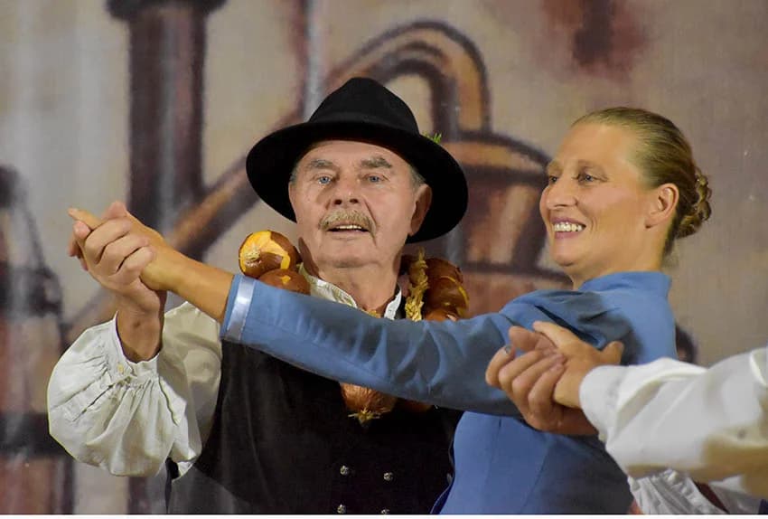 ODRŽANA 22.SMOTRA FOLKLORA U JAKŠIĆU: Nastupili folkloraši koji čuvaju tradiciju od zaborava
