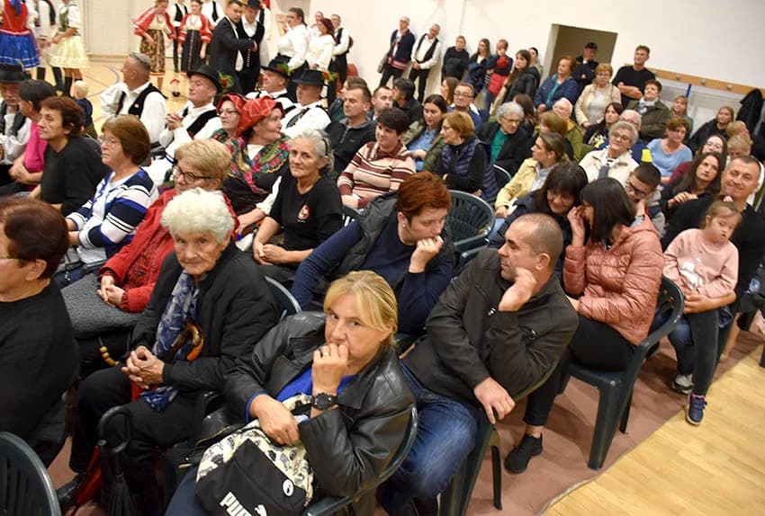 ODRŽANA 22.SMOTRA FOLKLORA U JAKŠIĆU: Nastupili folkloraši koji čuvaju tradiciju od zaborava